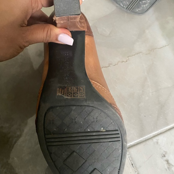 Naturalizer’s 2 tone block heels in brown leather. 3.5” heel. - Picture 5 of 7